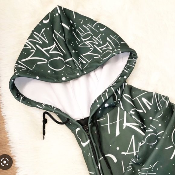 ARIANA GRANDE GREEN CHRISTMAS AND CHILL ONESIE - Picture 4 of 4